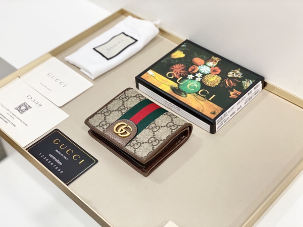 グッチ財布コピー着用イメージ